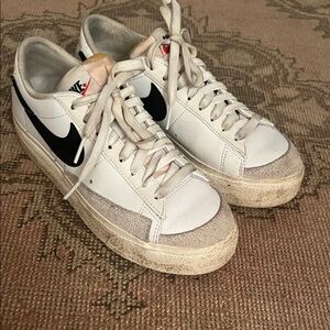 Nike White Leather Sneakers with Black Swoosh Gently Worn Size 7